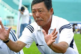 Trung vệ Kim Hằng: 'Em chào chị đi'