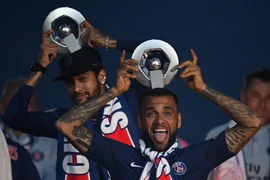 Ramos đến Trung Quốc, Alves thay Neymar mang băng C