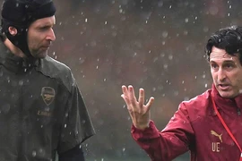 Emery dọa “tống cổ” Cech khỏi trận chung kết Europa League