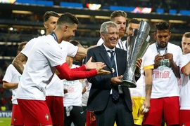 HLV Santos 'tự sướng' với Bồ Đào Nha
