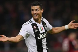 Fan Hàn trổ tài làm ‘HLV Online’ chọn đội hình đá với Ronaldo