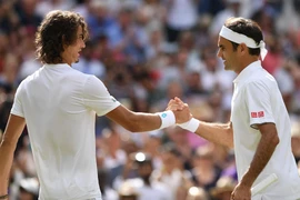Vòng 1 Wimbledon: Harris vẫn vui dù thua 'lão ông' Federer