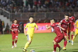 'Bắn' vào chân mình nhưng vận may vẫn mỉm cười với TP.HCM
