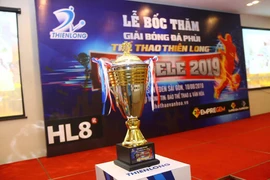 Thiên Long ‘phủi’ lăn bóng... vòng tròn