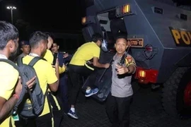 Indonesia điều xe bọc thép chở đội Malaysia về khách sạn