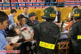 Nữ CĐV bị bỏng nặng do pháo sáng: 'Rầy nâu lờn thuốc'
