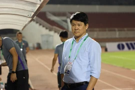 Chủ tịch Vũ Tiến Thành dẫn quân 'xé nát' phòng ngự SHB Đà Nẵng