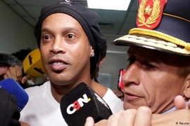 Ronaldinho bị quản thúc trong 'lồng vàng' và 'cách ly xã hội'