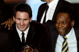 Ghi 700 bàn, Messi vẫn còn thua Ronaldo và nhiều tiền bối