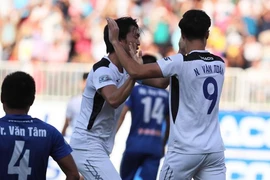 Văn Toàn 'dọn cỗ' cho Tuấn Anh ghi bàn đầu mùa giải