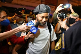 Ronaldinho chính thức ra tù