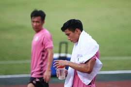 Từ Heerenveen về Văn Hậu đá trung vệ thay Đình Trọng