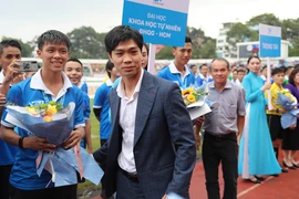 Bầu Đức, bầu Thắng 'quẩy' cùng sinh viên trên sân Thống Nhất