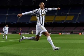 Ronaldo lách qua khe cửa hẹp vượt qua Messi