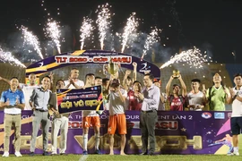 HLV Phan Thanh Hùng nhìn đội bóng quê hương ẵm cúp