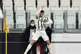 Ronaldo lập hat-trick vượt mặt ‘vua’ Pele
