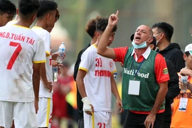 Thầy Giôm lên ngôi đầu bảng C