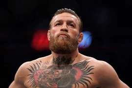  Messi, Ronaldo ‘ngửi khói’ McGregor