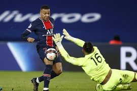 Anelka 'cá độ' với Mbapee, PSG lo