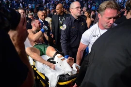 Sao UFC McGregor gãy chân đau đớn