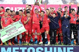 AFF Cup hoãn suốt mà 'mối' cứ vô