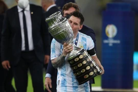 Messi ký hợp đồng mới 5 năm với Barcelona