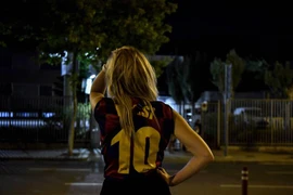 Chủ tịch Laporta khóc lóc, Barcelona không đủ tiền giữ Messi
