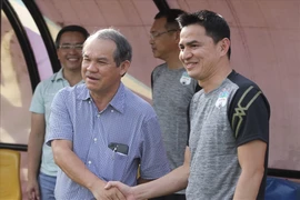 Không có chuyện Kiatisak về nước dẫn dắt tuyển Thái Lan