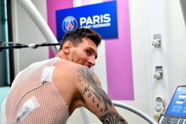 Chùm ảnh Messi kiểm tra y tế ở PSG