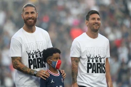 Trận PSG - Strasbourg: Messi và các siêu sao ra sân chào khán giả rồi ra ngoài