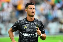 Chi tiết hợp đồng, lương tuần Ronaldo bị bung ra