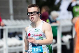 Vất vả xin 100.000 chữ ký để con trai bị thiểu năng dự Paralympic