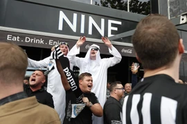 Fan mặc đồ Ả Rập, Newcastle lên tiếng chấn chỉnh