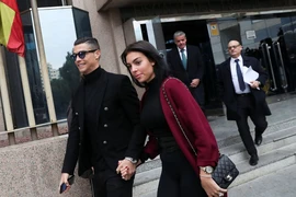Bạn gái Ronaldo sẽ sinh đôi
