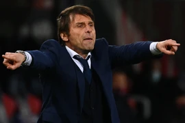 Conte có ngay chiến thắng đầu trong trận đấu điên rồ