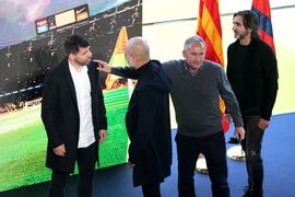 Hình ảnh chưa tiết lộ đầy cảm động của thầy mới, thầy cũ của Aguero