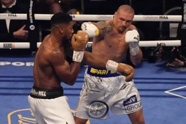 Nhà vô địch WBO, WBA, IBF, IBO đã cầm súng ra trận