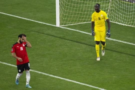 Salah bị chiếu laser khi sút phạt khiến Ai Cập mất vé dự World Cup