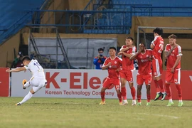 Trước khi rời CLB Hà Nội, Văn Quyết “dạy” Quang Hải