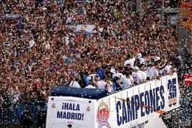 Chùm ảnh Real Madrid ăn mừng danh hiệu La Liga 35