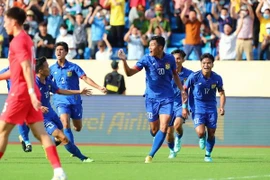 Lào mất chiến thắng trước Singapore đúng giây cuối cùng