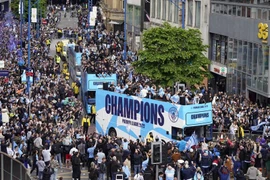 Chùm ảnh Man City ‘đi bão’ ăn mừng ngôi vô địch