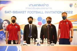 Trở lại tuyển Thái Lan, HLV Polking lại ca thán