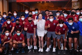 Đến thăm đội U-23 Thái Lan, bà Pang chỉ định luôn đội trưởng