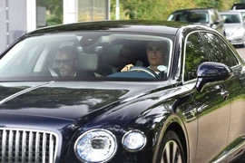 Ronaldo chở "cò" Mendes đến Carrington nói chuyện với Ten Hag và Sir Alex