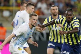 UEFA điều tra vụ nhóm fan Dinamo Kiev ca ngợi Putin