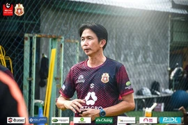 Dusit xua quân đá cho Madam Pang biết tay