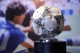 Quả bóng 'bàn tay của Chúa' của Maradona được bán giá 3 triệu bảng