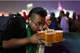 Vì sao Qatar 'quay xe' cấm bán bia rượu tại World Cup 2022?