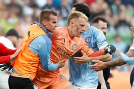 Đổ máu trận derby Melbourne